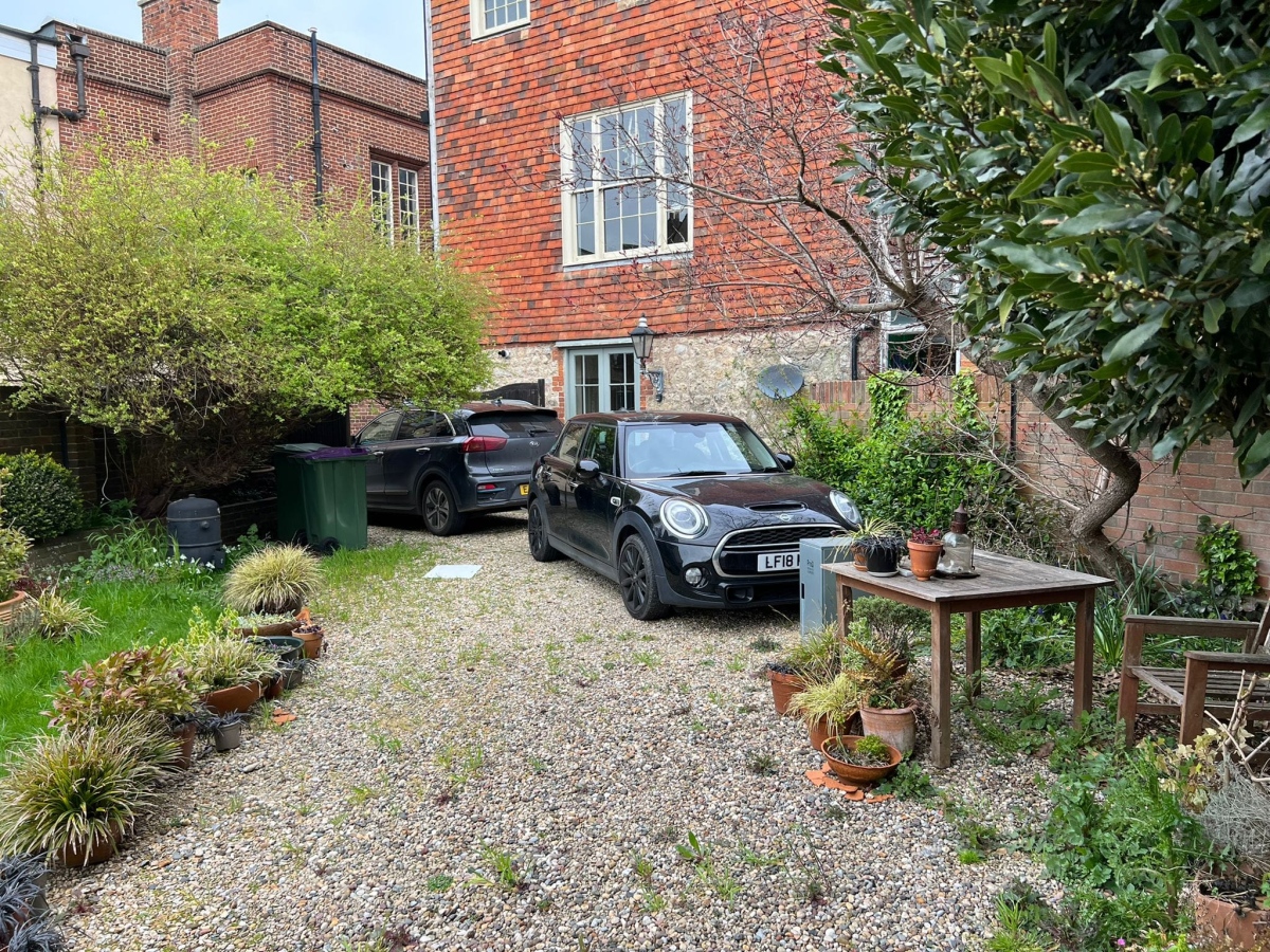 Garden design in Hythe